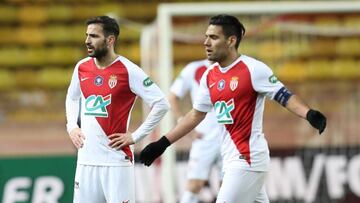 El delantero colombiano Falcao Garc&iacute;a y el volante espa&ntilde;ol Cesc Fabregas durante un partido con el M&oacute;naco por Copa de Francia