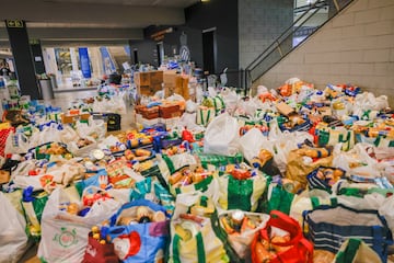 Seguidores del Espanyol llevaron comida y productos de primera necesidad a la Ciudad Deportiva. Ayudando con sus donaciones a los afectados por la DANA.