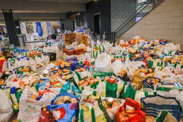 Seguidores del Espanyol llevaron comida y productos de primera necesidad a la Ciudad Deportiva. Ayudando con sus donaciones a los afectados por la DANA.