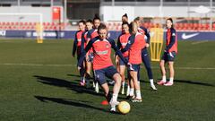 Menayo conduce un balón durante el entrenamiento del Atlético femenino en Alcalá.