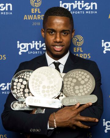 Ryan Sessegnon posa con los galardones recibidos en los 'Premios EFL 2018'.