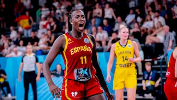 Awa Fam, pívot de la Selección, celebra un tapón ante Suecia.