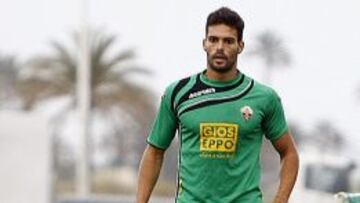 Alberto Bot&iacute;a, jugador del Elche, durante un entrenamiento.