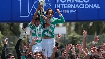 Los juveniles de Santos Laguna festejan con el trofeo de Campeón.