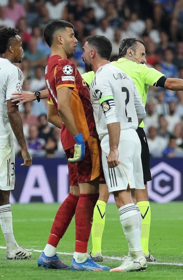 Rifirrafe entre Gerónimo Rulli y Daniel Carvajal. 