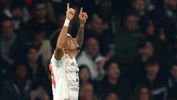 Soccer Football - UEFA Champions League - Paris St Germain v Bayern Munich - Parc des Princes, Paris, France - November 4, 2025 Bayern Munich's Luis Diaz celebrates scoring their first goal REUTERS/Gonzalo Fuentes