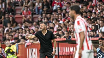 Ania da indicaciones desde la banda