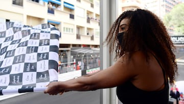Uno de los crossovers m¨¢s ¨¦picos en el mundo de los c¨®mics lleg¨® con Serena Williams durante el a?o 2021. La tenista se puso el traje de ¡®La Mujer Maravilla¡¯ y tuvo su propia animaci¨®n en DC. En su tiempo libre, Serena Williams disfruta mucho de la F¨®rmula 1, donde en una de las fiestas estuvo presente en 2017 junto al equipo de Red Bull, donde por aquel entonces estaban Verstappen y Ricciardo. Cuatro a?os m¨¢s tarde fue la encargada de agitar la bandera a cuadros en M¨®naco y luego apareci¨® en Austin con Stefano Domenicalli. Tambi¨¦n se divierte mucho con los videojuegos, y en una entrevista confes¨® que jugaba mucho a ¡®Duck Hunt¡¯ un juego desarrollado por Nintendo y ¡®Metroid¡¯. Tambi¨¦n ha probado con otros como ¡®The Legend of Zelda¡¯