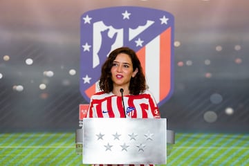 La presidenta de la Comunidad de Madrid Isabel D¨ªaz Ayuso realiza un discurso durante la celebraci¨®n de la victoria del Atl¨¦tico de Madrid en la Copa de la Reina en la Real Casa de Correos, sede del gobierno de la Comunidad de Madrid.