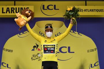 Primoz Roglic posa en el podio como nuevo líder del Tour de Francia. 