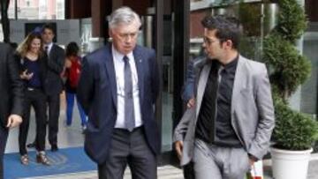 ATENDIÓ A AS. El italiano se mostró afable todo el día.