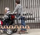 Entrañable es poco: una abuela en skate pasea a un señor en silla de ruedas