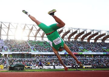 Viendo esta curiosa imagen, alguien podría pensar que se trata de un ejercicio de suelo de gimnasia artística masculina en un escenario poco habitual. Nada más lejos de la realidad. El protagonista de la acción es el portugués Leandro Ramos durante la ronda de calificación de lanzamiento de jabalina en los Mundiales de atletismo de Oregón.