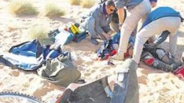 <b>DÍA DURO. </b>Las caídas fueron una constante en la jornada de ayer para los pilotos de motos. De ellas no se libró ni el ganador de la etapa, Carlo de Gavardo. Peor suerte que el chileno corrieron José Domenech y Rodrigo Amaral (accidentado en la imagen). El portugués también fue trasladado a Las Palmas con fractura en un brazo y las costillas lastimadas. Farrés fue otro de los que se cayó, pero el piloto de Yamaha-AS sí pudo acabar la etapa.