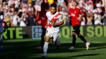 MADRID 30/09/2023.- El delantero del Rayo Vallecano Radamel Falcao, tras marcar de penalti ante el Mallorca durante el partido correspondiente a la jornada 8 de LaLiga EA Sports que enfrenta al Rayo Vallecano y RCD Mallorca este sábado en el Campo de Fútbol de Vallecas. EFE/Rodrigo Jiménez
