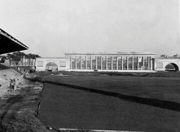 Un elemento singular era la larga columnata con arcadas a modo de fachada que enfrentaba la playa de Riazor, las conocidas como “puertas olímpicas”