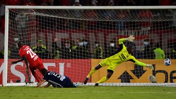 America de Cali's Adrian Ramos (L) scores a goal against Independiente Medellin during the Sudamericana Cup first round second leg all-Colombian football match between at the Pascual Guerrero stadium in Cali, Colombia, on March 16, 2022. (Photo by Luis ROBAYO / AFP)