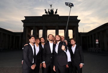 Selfie del equipo europeo: Jan-Lennard Struff, Daniil Medvedev, Alexander Zverev, Stefanos Tsitsipas, Grigor Dimitrov, Flavio Cobolli, Casper Ruud y Carlos Alcaraz.