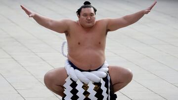 El gran campeón de sumo o yokozuna Hakuho realiza el ritual de Año Nuevo de 2016 en el Meiji Shrine de Tokio, Japón.