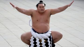 El gran campe&oacute;n de sumo o yokozuna Hakuho realiza el ritual de A&ntilde;o Nuevo de 2016 en el Meiji Shrine de Tokio, Jap&oacute;n.