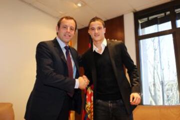 Rosell y Afellay tras la firma de contrato el 23 de diciembre de 2010.