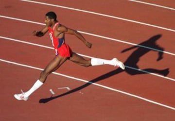 Tras ganar el Mundial de pista cubierta de Toronto en 1993, el cubano acudió a la reunión anual de Salamanca el 27 de julio. Después de realizar tres saltos en el primer intento, el último de 2,38 metros, pidió la marca de 2,45. En su segundo intento no falló y registró esos 2,45 metros como el récord absoluto en el salto de altura al aire libre, marca que aún ningún saltador ha superado.