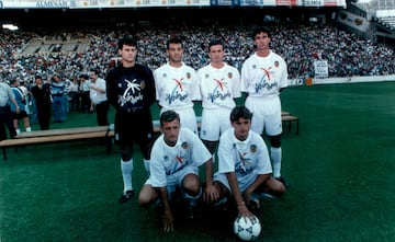 Falagán, Gálvez, Mijatovic, Serer, en la parte de arriba. Etxarri y Fran, con el balón. Temporada 93-94. 