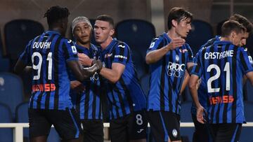 Luis Muriel y Duv&aacute;n Zapata celebrando un gol con Atalanta.