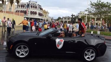 River Plate y Estudiantes La Plata desfilan en Magic Kindom