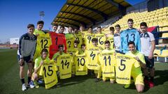 Los cadetes del Villarreal, con las camisetas.