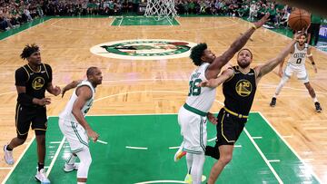 BOSTON, MASSACHUSETTS - JUNE 08: Stephen Curry #30 of the Golden State Warriors drives to the basket against Marcus Smart #36 and Jayson Tatum #0 of the Boston Celtics in the second quarter during Game Three of the 2022 NBA Finals at TD Garden on June 08, 2022 in Boston, Massachusetts. The Boston Celtics won 116-100. NOTE TO USER: User expressly acknowledges and agrees that, by downloading and/or using this photograph, User is consenting to the terms and conditions of the Getty Images License Agreement.   Elsa/Getty Images/AFP
== FOR NEWSPAPERS, INTERNET, TELCOS & TELEVISION USE ONLY ==