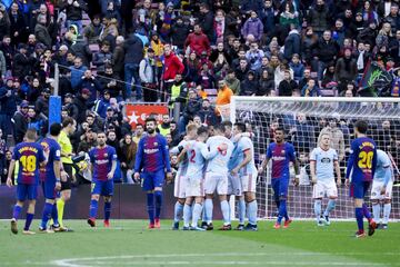 El Barcelona no pudo extender su marca perfecta en el Camp Nou y empató a 2 con el Celta de Vigo en partido de la jornada 14 de LaLiga española. Iago Aspas adelantó a los gallegos, Messi y Suárez pusieron los tantos blaugranas y Maxi Gómez anotó el empate a 20 minutos del final. El tropiezo abrió las puertas a que Valencia, Real Madrid y Atlético de Madrid recortaran diferencias respecto a los culés, que sumaron 36 puntos y siguen como líderes.