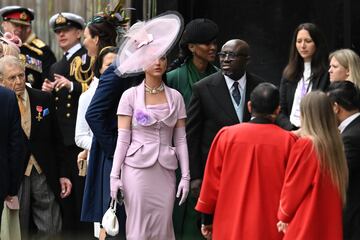 La cantante Katy Perry y el editor jefe de Vogue en Reino Unido, Edward Enninful.