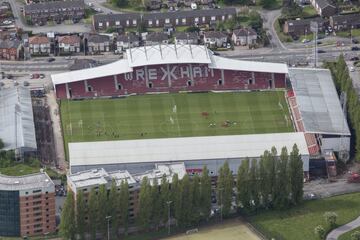 Está situado en la localidad galesa de Wrexham. El estadio se construyó en 1872 para el equipo de la ciudad, el Wrexham Football Club. 