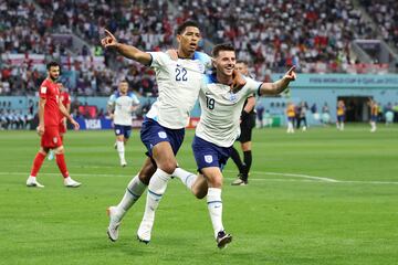 Bellingham fue convocado por Inglaterra para la Copa del Mundo que se disputó en Qatar. En el debut de Inglaterra, contra Irán, Bellingham anotó el primer gol del partido, su primer gol, y de momento único, con Inglaterra. Inglaterra hizo un buen papel, dio buenas impresiones, pero cayó eliminada en cuartos ante Francia. 