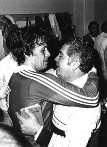 Reconocido como el mejor jugador de Chile de todos los tiempos. Muchos le consideran el mejor defensa central de la historia, por ello ha recibido numerosos reconocimientos individuales. Leyenda de los clubes Santiago Wanderers de Valpara¨ªso (su ciudad natal), Pe?arol de Uruguay, Internacional de Brasil y Palestino de Chile. De igual modo, es reconocido como uno de los principales futbolistas en la historia de la Selecci¨®n chilena, con la que jug¨® tres Campeonatos Mundiales: Inglaterra 1966, Alemania 1974 y Espa?a 1982 y una final de la Copa Am¨¦rica 1979.