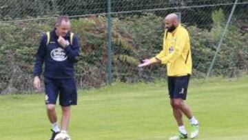 Víctor Fernández dialoga con Manuel Pablo en el entrenamiento