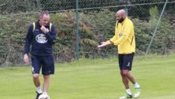 V&iacute;ctor Fern&aacute;ndez dialoga con Manuel Pablo en el entrenamiento