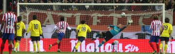 El jugador del Atl¨¦tico de Madrid Simao marca de falta el 2-0 al Barcelona.