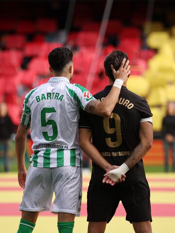 Marc Bartra y Hugo Duro durante el homenaje homenaje a todos aquellos fallecidos por la DANA.