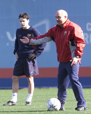 Andrés Iniesta durante un entrenamiento del Fútbol Club Barcelona junto a Serra Ferrer.