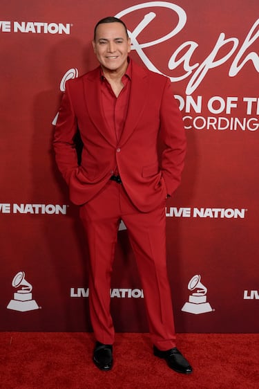 Victor Manuelle posa en la alfombra roja de la gala 'Persona del Año' de los Latin Grammy 2025. 
