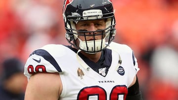 J.J. Watt de Houston Texans calentando antes del encuentro contra Kansas City Chiefs en Arrowhead Stadium, Kansas. Enero 12, 2020.