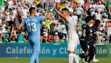 ELCHE, 27/08/2022.- El portero del Elche Edgar Badía (i) celebra para el penalti del centrocampista de la Real Sociedad Mikel Merino, durante el partido de la jornada 3 de LaLiga Santander, este sábado en el estadio Martínez Valero, Elche. EFE / Manuel Lorenzo