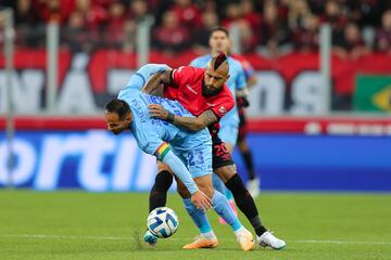 Un trotamundos del ftbol. Colo Colo, Bayer Leverkusen, Juventus, Bayern, Barcelona, Inter, Flamengo y Athletico Paranaense han visto como luca sus colores. Centrocampista de mucha garra y carcter, el chileno se recupera de una lesin de rodilla que le impidi jugar ms de nueve partidos con Parananaense. Dos veces campen de la Copa Amrica y una de la Libertadores, una vez recuperado, tiene msica para rato.