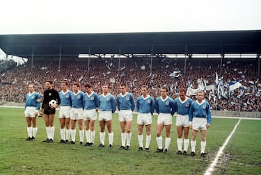 El 'otro' equipo de Múnich y decimos otro por la repercusión que ha tenido el Bayern, porque lo cierto es que el Múnich 1860 tiene más años de historia. De hecho, curiosamente cumple hoy 160 años como asociación, ya que el equipo de fútbol tardaría unos años más en crearse (1899). La Bundesliga es historia para ellos desde que descendieran en la temporada 2003-04 y en estos años han pasado por la segunda, tercera e incluso la cuarta categoría alemana. En la actualidad milita en la tercera y este año parece que terminará luchando por ascender a Segunda, donde no juega desde la 2016-17. La época de oro del Múnich coincidió con los peores años del Bayern y en la temporada 1965-66 se alzaron con su único título de Liga. Un año antes tuvo la oportunidad de ganar la Recopa, pero perdieron la final contra West Ham inglés, por 2-0.