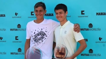 Jaime Alcaraz y Stefan Shangichev posan tras la final del torneo de Murcia dentro del circuito del Mutua Madrid Open sub-16.