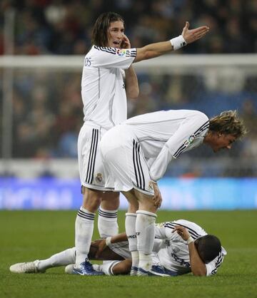 Real Madrid's Robinho lies injured on the pitch next to his team mates Sergio Ramos (L) and Jose Maria Gutierrez during their Spanish First Division soccer match against Levante at the Santiago Bernabeu stadium in Madrid February 4, 2007. REUTERS/Victor F