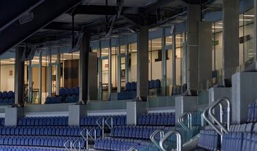 El nuevo SkyBar y los palcos VIP eran de las obras que más se hacían querer. Ahora, están listos. Los palcos expuestos al sol están cubiertos de mantas, mientras que los que están en la sombra no disponen de ellas. El SkyBar es una de las nuevas grandes atracciones de este nuevo Bernabéu. El restaurante propone a sus clientes poder cenar y disfrutar de un partido del Real Madrid al mismo tiempo. Para poder gozar de esta experiencia, habrá que gastar un mínimo de 2000 euros. El bar está preparado pero aún no ha abierto sus puertas al público.