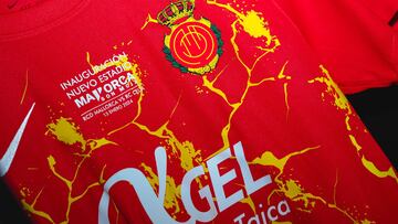 Camiseta conmemorativa del RCD Mallorca en la reinauguración del Estadio de Son Moix.